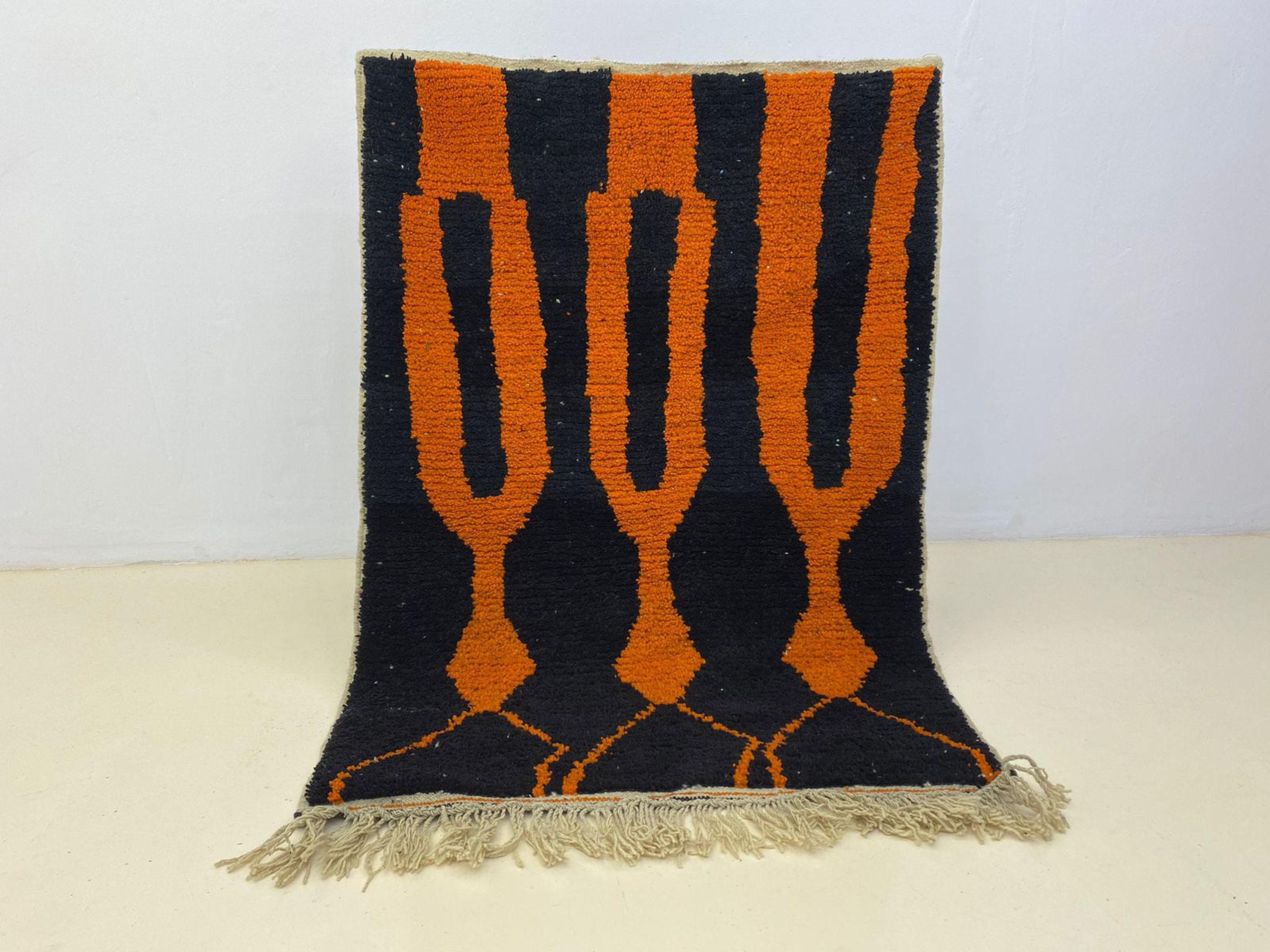 モロッコウールラグ：黒とオレンジの幾何学模様、手作りのボヘミアン