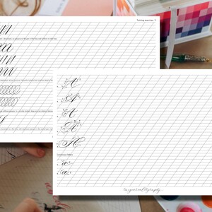 Puede incluir: Dos hojas de papel blanco con ejercicios de caligraf&iacute;a. Una hoja muestra trazos b&aacute;sicos y formaciones de letras, mientras que la otra muestra dise&ntilde;os de letras ornamentados. Los papeles est&aacute;n sobre una superficie de madera con materiales de arte.