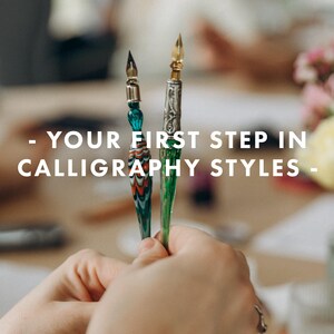 Puede incluir: Dos plumas de caligraf&iacute;a con puntas ornamentadas se sostienen frente a un fondo borroso. Las plumas tienen mangos decorativos coloridos. El texto "- YOUR FIRST STEP IN CALLIGRAPHY STYLES -" se muestra en blanco.