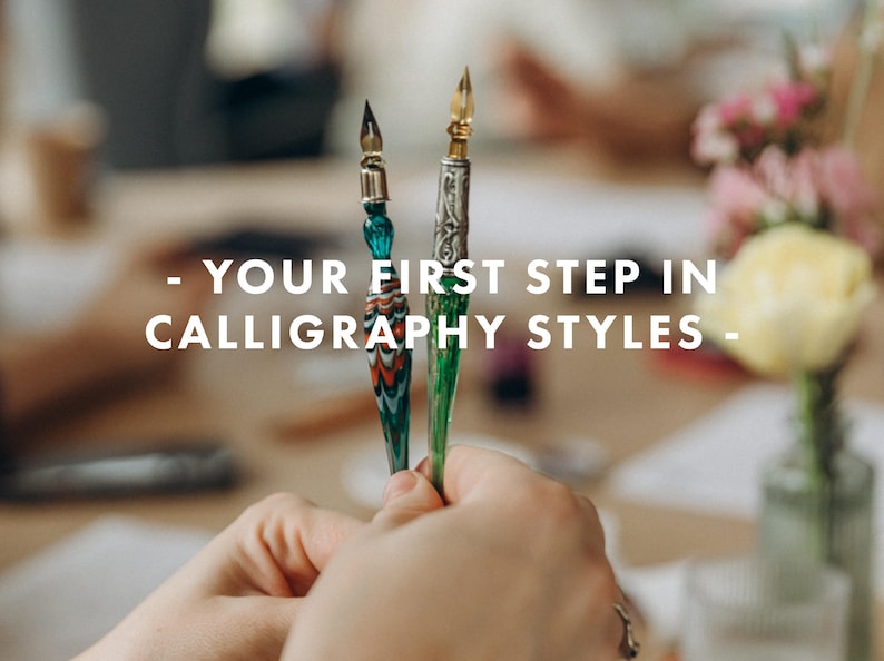 Puede incluir: Dos plumas de caligraf&iacute;a con puntas ornamentadas se sostienen frente a un fondo borroso. Las plumas tienen mangos decorativos coloridos. El texto "- YOUR FIRST STEP IN CALLIGRAPHY STYLES -" se muestra en blanco.