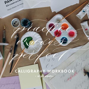 Puede incluir: Un espacio de trabajo de caligrafía con tubos de pintura, pinceles y tinteros. Una paleta contiene pinturas coloridas, y un cuaderno con el texto "Practice Races Perfect" es visible. El texto "Calligraphy Workbook - alphabets-" también es visible.