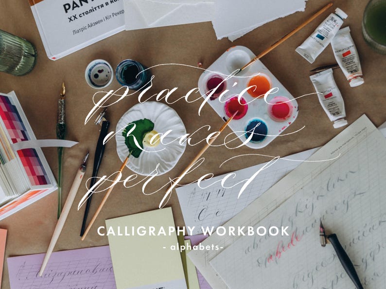 Puede incluir: Un espacio de trabajo de caligraf&iacute;a con tubos de pintura, pinceles y tinteros. Una paleta contiene pinturas coloridas, y un cuaderno con el texto "Practice Races Perfect" es visible. El texto "Calligraphy Workbook - alphabets-" tambi&eacute;n es visible.