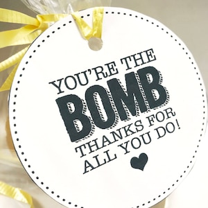 Wydrukowana etykieta na prezent Bomb – do bomb do kąpieli, bomb kokosowych, bomb czekoladowych – Jesteś bombą, dziękuję za wszystko, co robisz