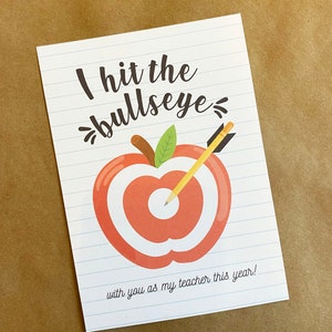 Porte-cartes Apple Target | 5x7, je frappe dans le mille | Carte-cadeau imprimable Cadeau pour les enseignants | Porte-cartes cadeau éducatif