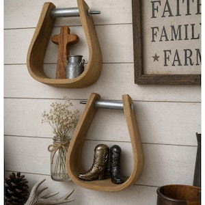 Paar houten stijgbeugels, klein wandplankje, ruw onafgewerkt, knutselbenodigdheden, westerse decoratie