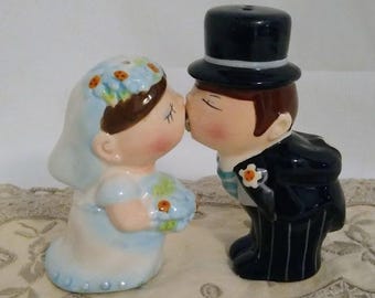 Saliera e pepiera vintage in ceramica con sposi e sposa in blu magnetici che si baciano