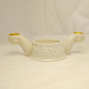 Portavelas de cerámica con diseño floral de trébol en color marfil para decoración de bodas.