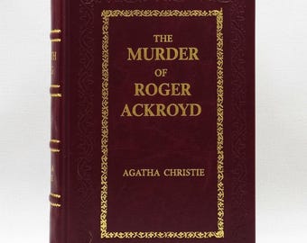 In leer gebonden 'The Murder of Roger Ackroyd Agatha Christie' met gouden randen