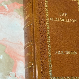 El Silmarillion de J.R.R. Tolkien, edición encuadernada en cuero imagen 2