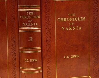 Las crónicas de Narnia de C.S. Lewis, edición encuadernada en piel.