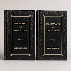 Peut inclure: Deux livres à couverture rigide noirs intitulés Demonology and Devil-Lore, Vol. I et Vol. II par Moncure Daniel Conway. Les couvertures présentent des lettres dorées en relief et un cadre doré décoratif sur un fond noir texturé.