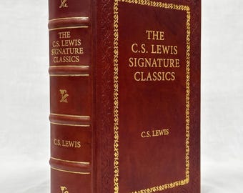 Clásicos de la firma de C.S. Lewis, encuadernados en cuero.