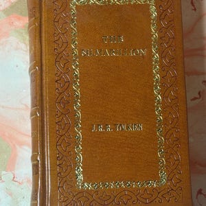 El Silmarillion de J.R.R. Tolkien, edición encuadernada en cuero imagen 4