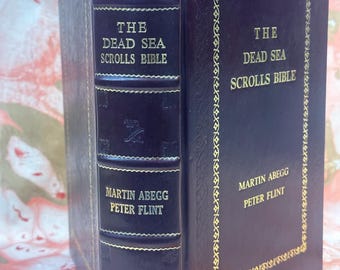 La Biblia de los Rollos del Mar Muerto: La Biblia más antigua conocida, encuadernada en piel con cantos dorados.