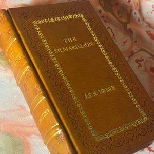 El Silmarillion de J.R.R. Tolkien, edición encuadernada en cuero imagen 1