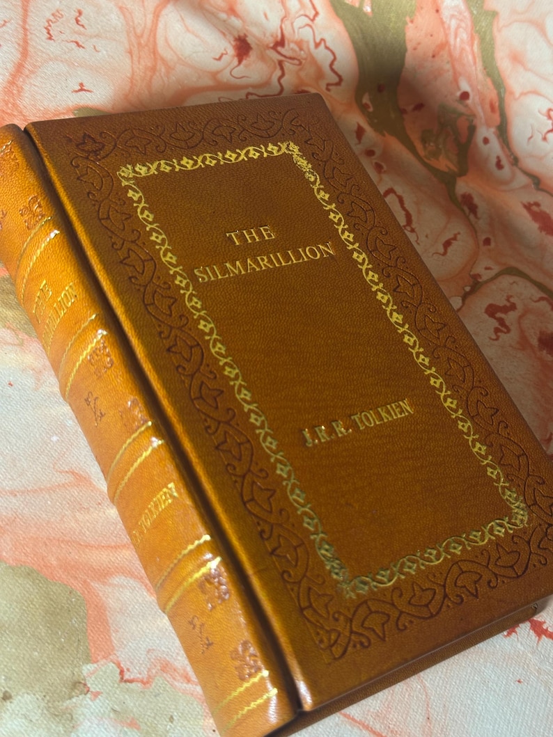 El Silmarillion de J.R.R. Tolkien, edición encuadernada en cuero imagen 1