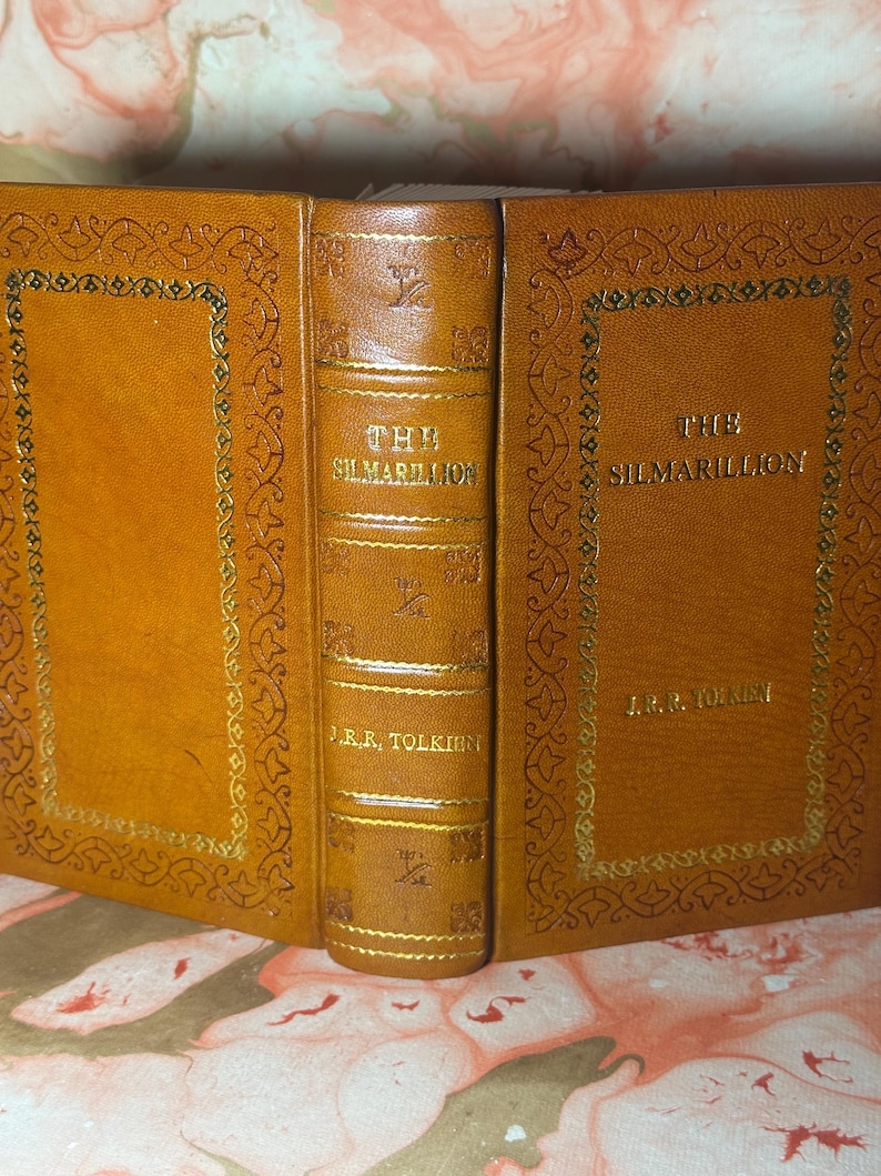 El Silmarillion de J.R.R. Tolkien, edición encuadernada en cuero imagen 5