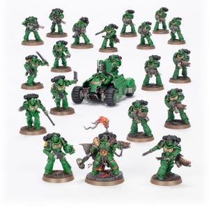 Puede incluir: Una colección de figuras en miniatura verdes, incluyendo soldados y un vehículo, dispuestas sobre una superficie blanca. Las figuras están detalladas con acentos negros y montadas sobre bases circulares. El tema sugiere un juego de mesa o hobby.