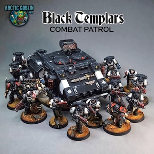 Może przedstawiać: Kolekcja figurek Black Templars, w tym czarny opancerzony pojazd i kilka figurek w czarno-białej zbroi z czerwonymi akcentami. Tekst "Black Templars Combat Patrol" jest wyświetlany nad figurkami.