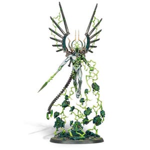 Puede incluir: Figura en miniatura detallada de un robot humanoide con cuerpo plateado y efectos de energía verde. La figura tiene grandes alas estilizadas y sostiene una lanza verde. La base es de color verde oscuro.