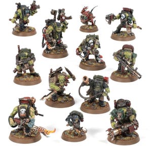 Peut inclure: Plusieurs figurines d'Orks miniatures, avec des peaux vertes et des armures détaillées. Les figurines sont représentées dans diverses poses d'action, tenant des armes et se tenant sur des socles texturés. La palette de couleurs comprend des verts, des bruns et des accents métalliques.