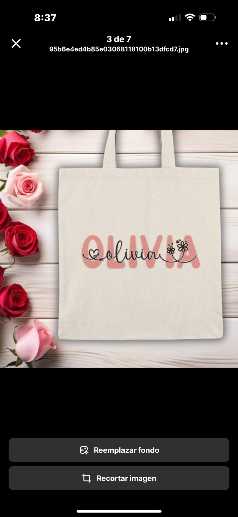 Pu&ograve; includere: Una borsa tote color crema con il nome "Olivia" in corsivo, decorata con un cuore e motivi floreali. La borsa &egrave; progettata per trasportare vari oggetti. Rose rosse e rosa sullo sfondo.