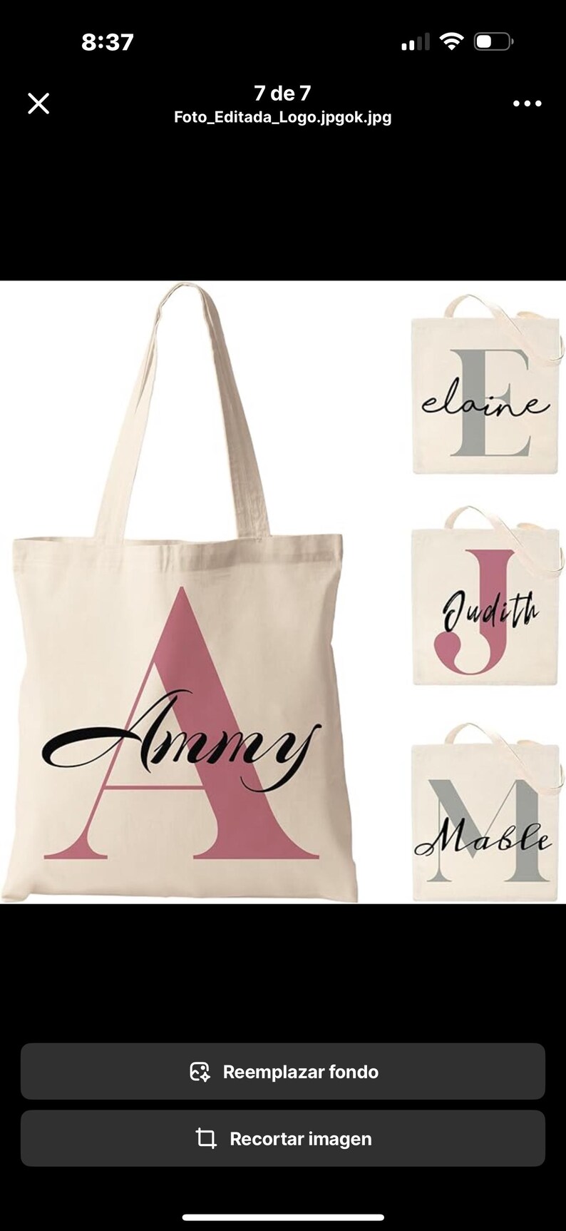 Pu&ograve; includere: Borse tote color crema con nomi personalizzati. Una borsa presenta il nome "Ammy" con una grande lettera "A" rosa. Altre borse mostrano i nomi "Elaine", "Judith" e "Mable" in caratteri eleganti.