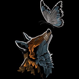 Pode incluir: Um desenho bordado sobre um fundo preto apresenta um lobo olhando para uma borboleta. O lobo é renderizado em tons de marrom, laranja e azul, com contornos brancos. A borboleta é azul e branca, com detalhes intrincados.