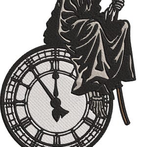 Puede incluir: Parche bordado que representa la Parca sentada sobre una esfera de reloj. La Parca está representada con una capa negra con capucha, sosteniendo una guadaña. Las manecillas del reloj señalan aproximadamente las cinco en punto. La esfera del reloj tiene números romanos.