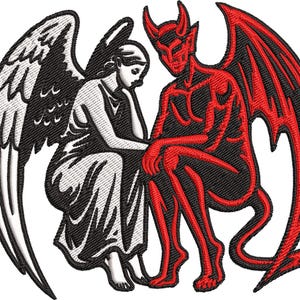 Könnte beinhalten: Gesticktes Design mit einem Engel und einem Teufel, die zusammen sitzen. Der Engel ist in Weiß und Schwarz gehalten, mit großen Federflügeln. Der Teufel ist rot mit Hörnern und fledermausartigen Flügeln. Die Figuren sitzen, die Hand des Engels auf dem Arm des Teufels.