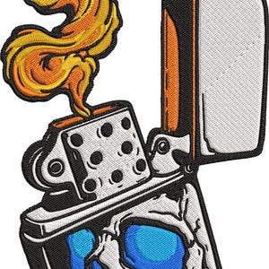 Op de afbeelding: Geborduurde patch met een schedel-aansteker met blauwe ogen. De aansteker is zwart en wit, met oranje en gele vlammen. De klep van de aansteker is open en toont een wit interieur.