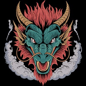 Könnte beinhalten: Gesticktes Drachendesign mit teal-, roten und goldenen Akzenten auf schwarzem Hintergrund. Der Drache hat einen offenen Mund, rote Augen und lange, gebogene Hörner. Wölkchen weißen Rauchs umgeben den Kopf des Drachen und erzeugen eine dynamische und detaillierte Illustration.