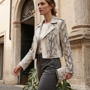 Veste Cuir Serpent Femme - Blazer Court Motard en Véritable Cuir de Veau - Blouson Motif Python de Luxe - Cadeau Artisanal pour Elle