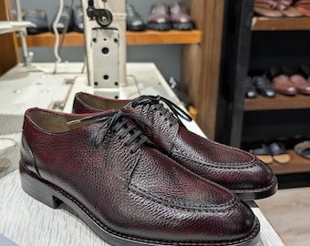 Zapatos Derby de hombre color burdeos con textura granulada – Blucher de piel color burdeos con puntera dividida, hechos a mano en Noruega
