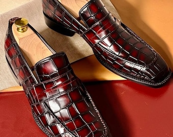 Mocassini in pelle stampata coccodrillo bordeaux / Scarpe eleganti patinate a mano