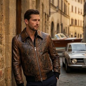 Handgefertigte braune Python geprägte Leder Bomberjacke | Exotischer Schlangen Print Mantel für Herren | Geschenk für Ihn