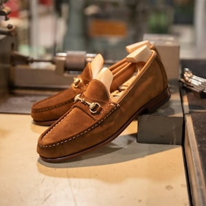 Mocasines de ante marrón con detalle de herradura para hombre / Mocasines de lujo hechos a mano / Regalo de estilo italiano para él