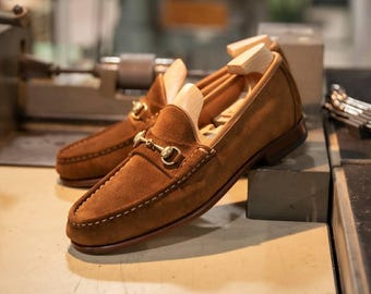 Mocasines de ante marrón con detalle de herradura para hombre / Mocasines de lujo hechos a mano / Regalo de estilo italiano para él