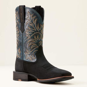Könnte beinhalten: Schwarzer Cowboy-Stiefel mit eckiger Spitze und niedrigem Absatz. Der Stiefel hat ein blau-goldenes Stickdesign am Schaft. Der obere Teil des Stiefels ist aus schwarzem Wildleder und die Sohle ist braun.
