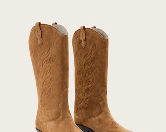 Kowbojskie buty zamszowe w kolorze jasnobrązowym dla kobiet – wysokie, haftowane, wciągane buty w stylu western