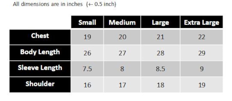 Op de afbeelding: Een zwart-wit tabel toont kledingmaten in inches. De tabel bevat borst-, lichaamslengte-, mouwlengte- en schouderafmetingen voor de maten small, medium, large en extra large. De tekst bovenaan luidt: "Alle afmetingen zijn in inches (+-0,5 inch)".