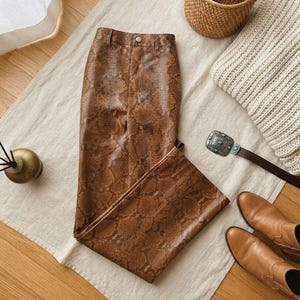 Lederhose Schlangenprint | High Waisted Weites Bein Braune Hose, Luxus Python Print Leder Schlaghose, Dark Academia Statement Hose
