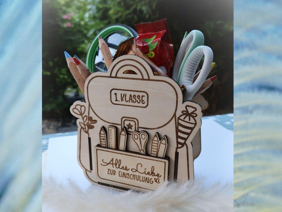 Holz Schulranzen Geschenk zur Einschulung – Befüllbare Stiftebox – 1. Klasse Deko – Personalisierbar – Geschenkidee Schule