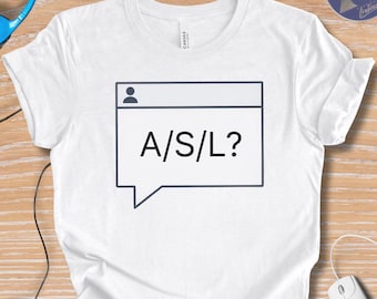 Peut inclure: T-shirt blanc avec un motif noir et blanc représentant une bulle de discussion avec le texte "A/S/L ?". Le t-shirt est fait d'une matière douce et confortable.