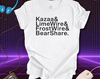 Puede incluir: Camiseta blanca con el texto "Kazaa & LimeWire & FrostWire & BearShare" en negro. La camiseta está sobre un fondo retro con auriculares, gafas, un reproductor de casetes y un ratón de ordenador.