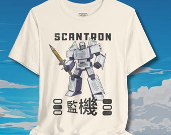 Peut inclure: T-shirt crème avec un motif de robot et le mot "SCANTRON" au-dessus. Le robot tient un crayon et porte des caractères japonais en dessous. Le robot est principalement gris et blanc avec des accents noirs.