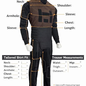 Puede incluir: Maniqu&iacute; con un disfraz negro y marr&oacute;n con etiquetas de medidas. El disfraz incluye un chaleco marr&oacute;n con detalles en negro, pantalones negros y un cuello alto negro. La imagen incluye texto para las medidas de la camisa y el pantal&oacute;n.