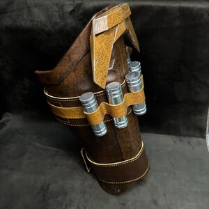 Puede incluir: Una taza de cer&aacute;mica blanca con asa negra y el texto "But First, Coffee" en negrita negra. La taza se encuentra sobre un fondo borroso, sugiriendo un ambiente acogedor.