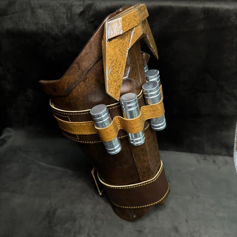 Puede incluir: Una taza de cer&aacute;mica blanca con asa negra y el texto "But First, Coffee" en negrita negra. La taza se encuentra sobre un fondo borroso, sugiriendo un ambiente acogedor.