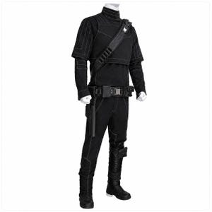 Pode incluir: Um conjunto de traje t&aacute;tico preto composto por uma blusa de manga comprida com gola alta e costuras brancas em contraste, cal&ccedil;as a condizer, um cinto utilit&aacute;rio com bolsas e coldre, uma al&ccedil;a de ombro e botas pretas altas.